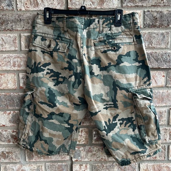 🍒💣 Levi’s camo cargo shorts - Picture 5 of 9